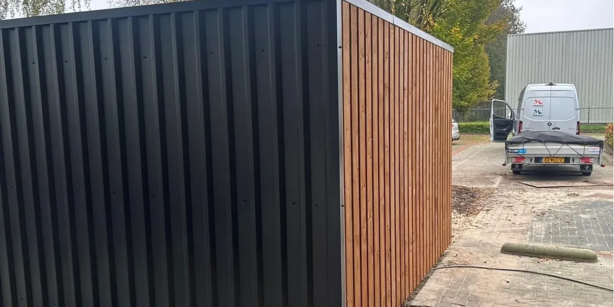 Vurenhouten fietsenstalling met antraciet profielplaten