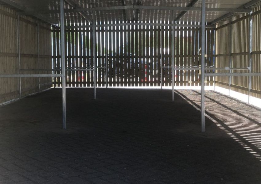 Zijaanzicht fietsenberging met inpandige dakgoten