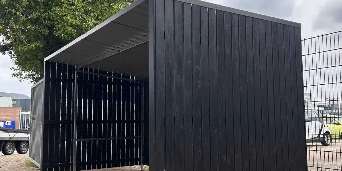 Staalconstructie met betonpoeren onzichtbaar weggewerkt