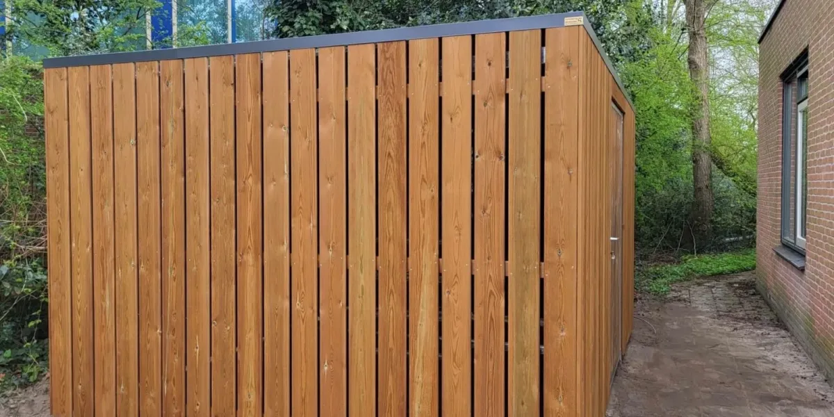 Detail van damwand dakplaten en PVC bakgoot met regenpijp