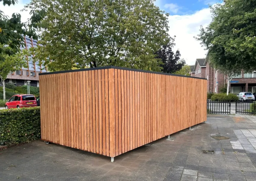 Fietsenberging met deur in zijwand bij Nautilus College Almere