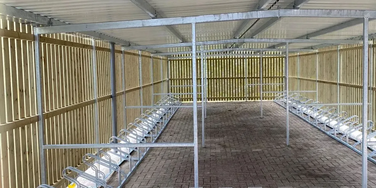 Fietsenberging voor 84 fietsen met hoog/laag rekken