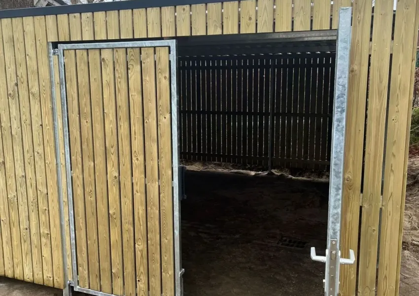 Fietsenberging met inpandige dakgoten en houtafwerking