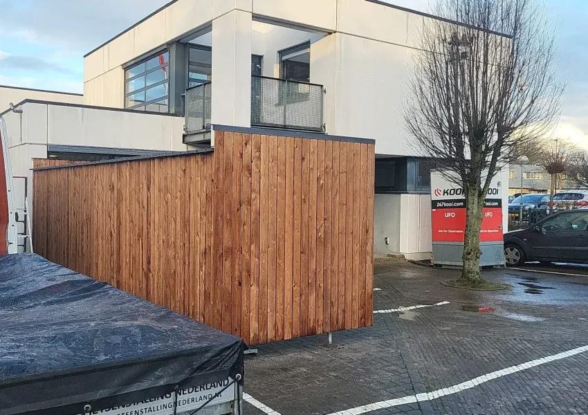 Staalconstructie fietsenstalling met betonpoeren