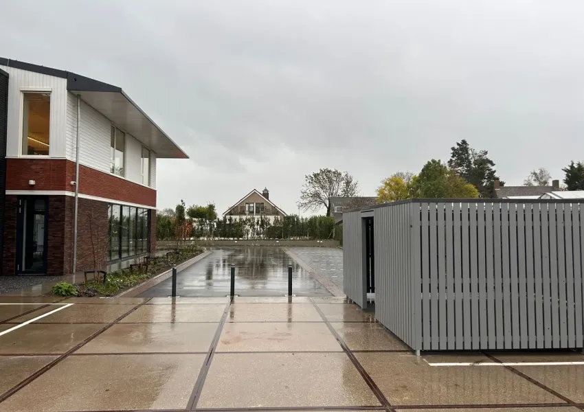 Vuurverzinkte staanders bevestigd op stelconplaten