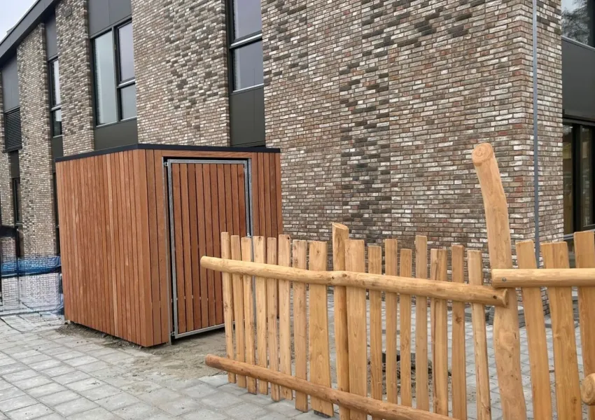 Berging bij basisschool Zwartewaal met dubbele deur