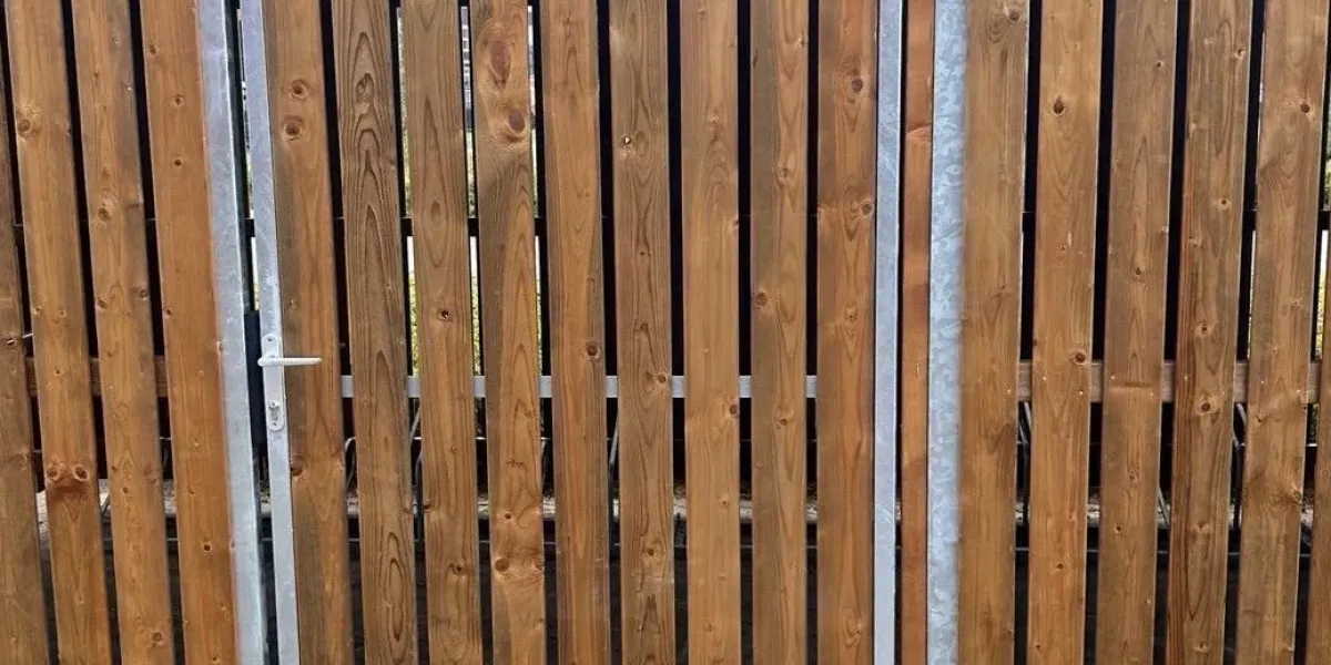 Verankerde staalconstructie met betonpoeren bij fietsenstalling ROHR-IDRECO