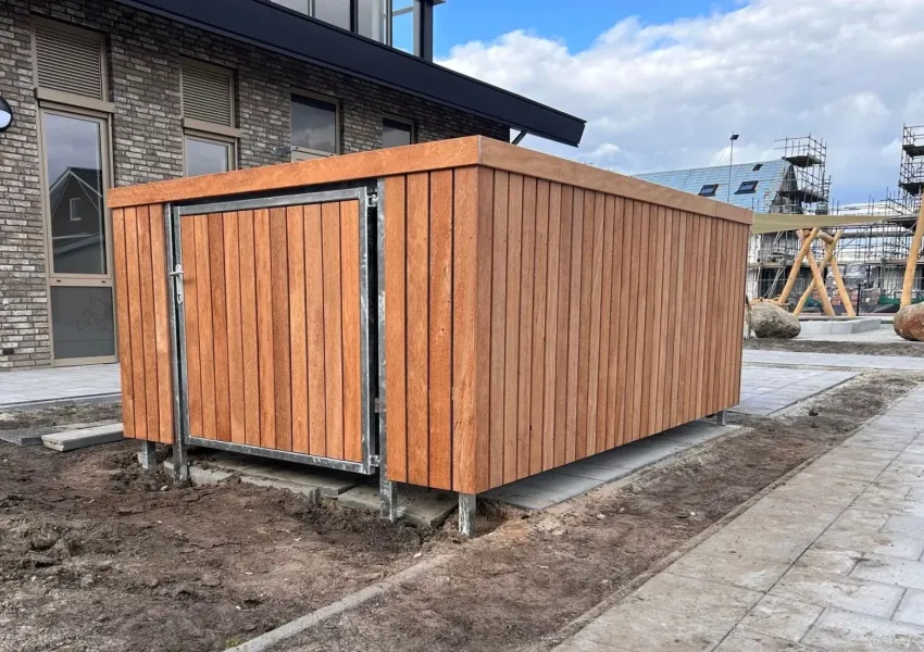 Berging met hardhouten planken en stalen frame