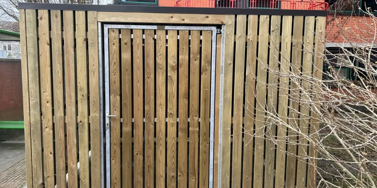 Detail van verankerde staander op nieuwe bestrating