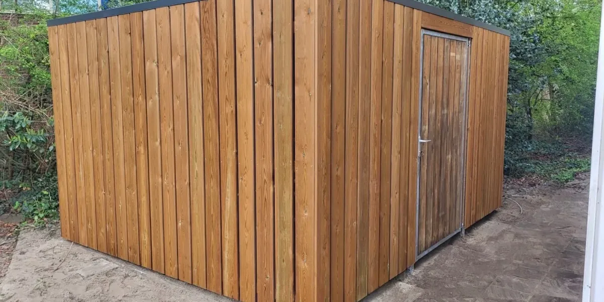 Fietsenberging met WaxedWood Gold bekleding bij huisartsenpraktijk Nijverdal