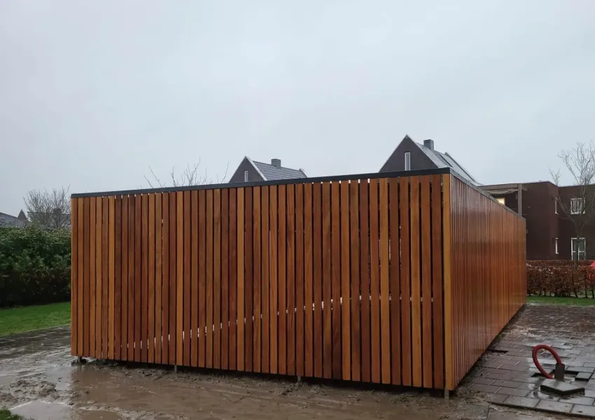 Fietsenstalling met dubbele deur en hardhouten bekleding