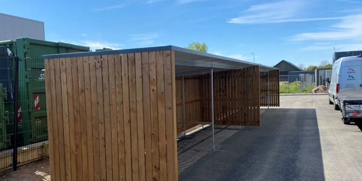 Vurenhouten wanden in Tanalith Tanatone met 10 mm plankafstand