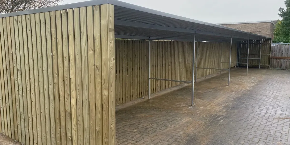 Overzichtsfoto grote fietsenstalling met tussenwand en dakgoot