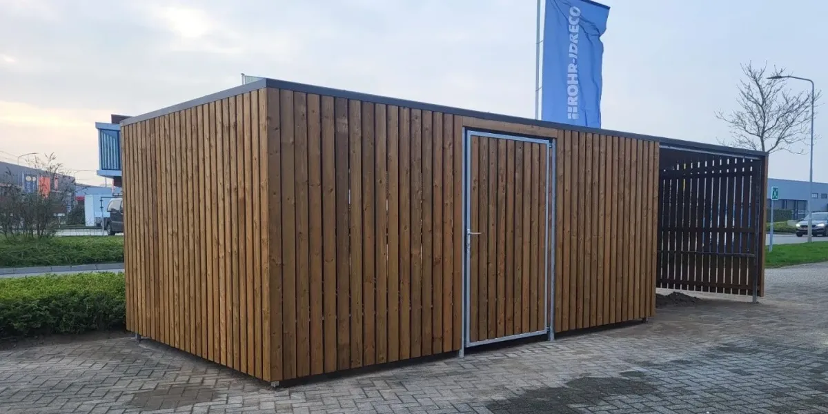 Overkapping naast afsluitbare fietsenberging