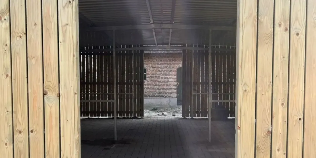 Afsluitbare fietsenstalling met twee ingangen Voorst