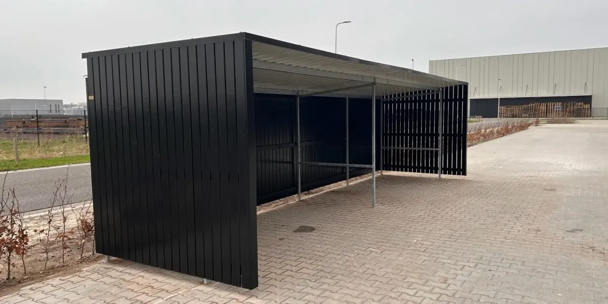 Afwerking bovenkant planken met dakprofiel in RAL zwart