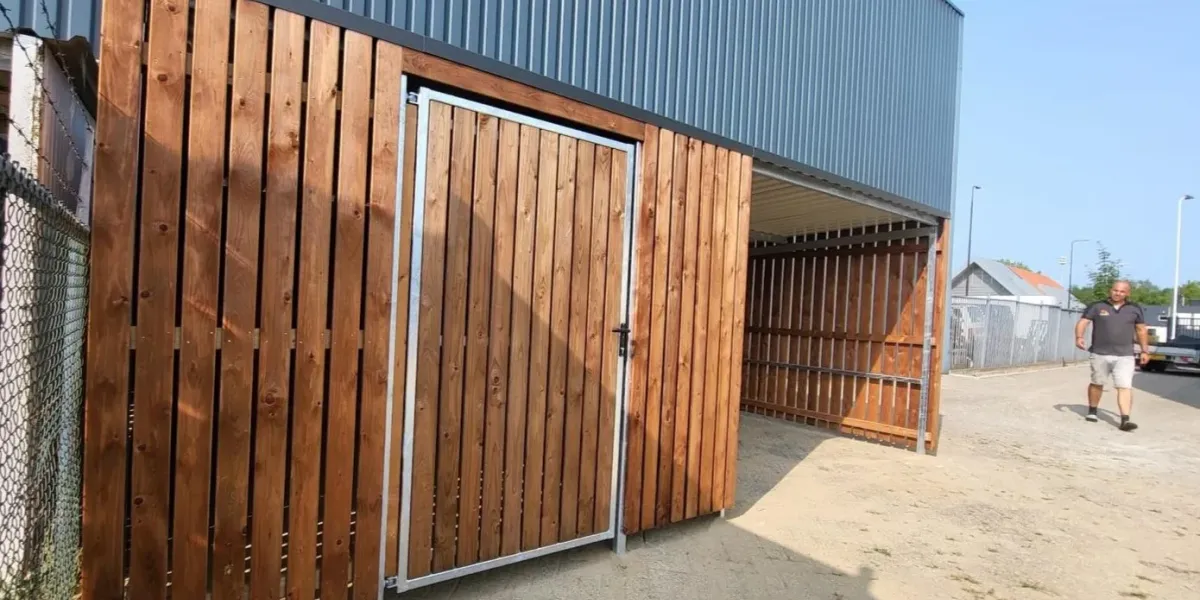 Links draaiende deur in houten fietsenberging