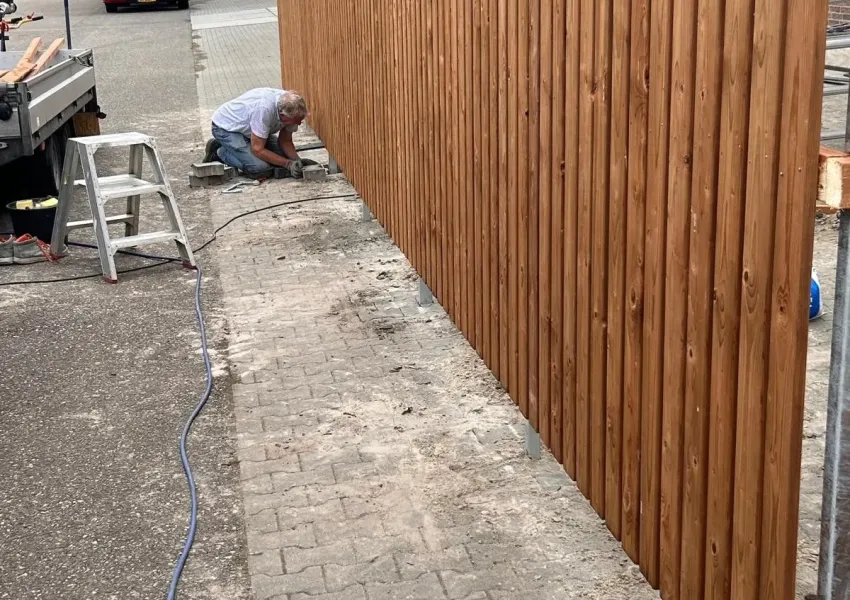 Stalling op betonpoeren met vurenhout in Tanalith Tanatone kleur