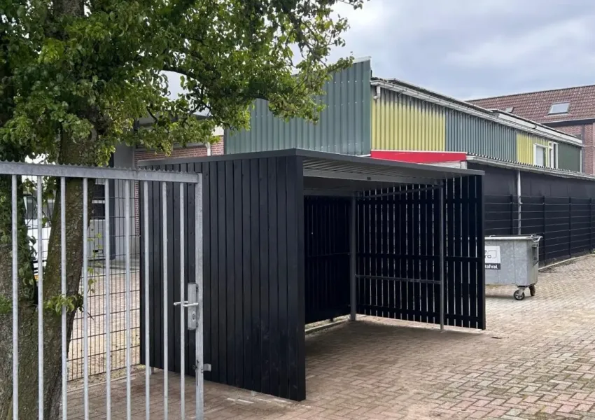 Open fietsenstalling met inpandige dakgoot