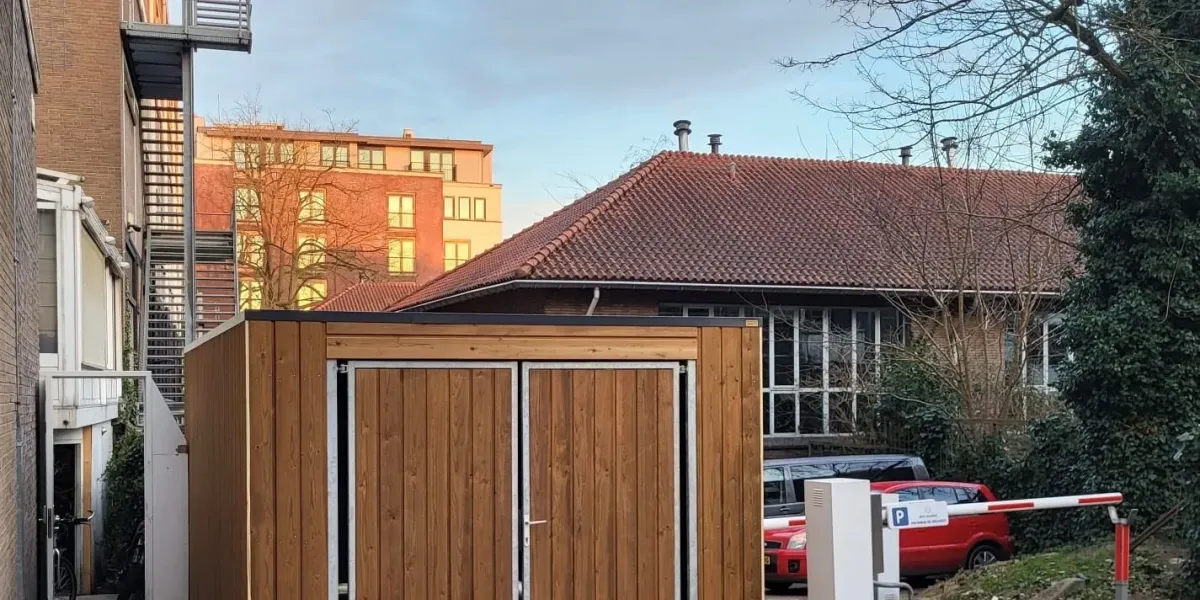 Wanden van verticaal halfhouts rabat in Tanalith Tanatone