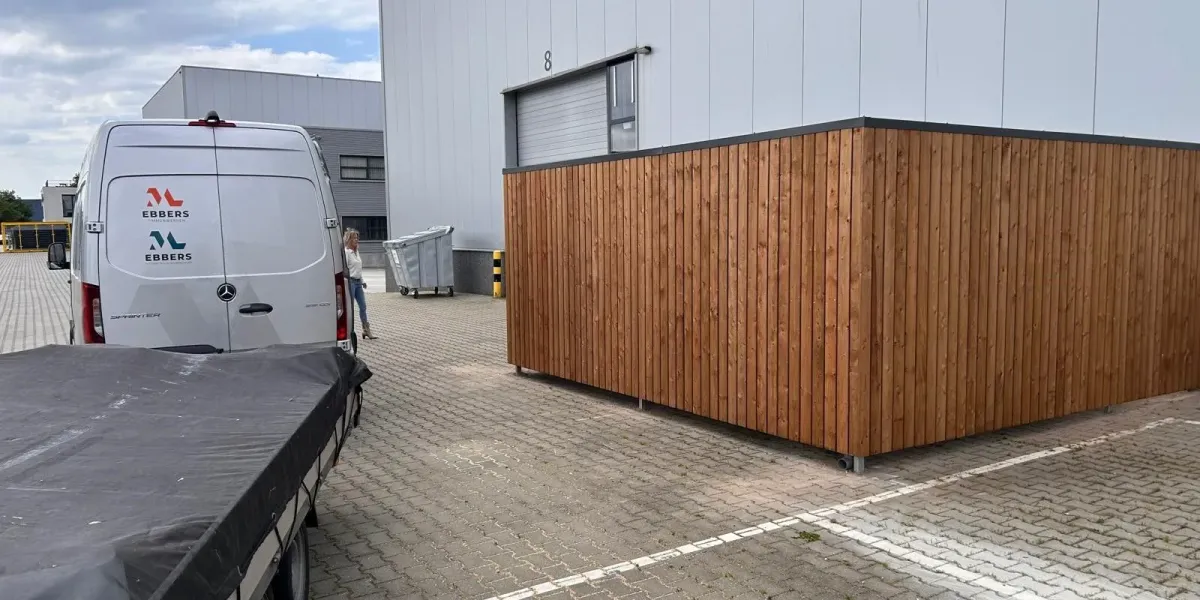 Strakke afwerking met aangepaste bestrating rondom