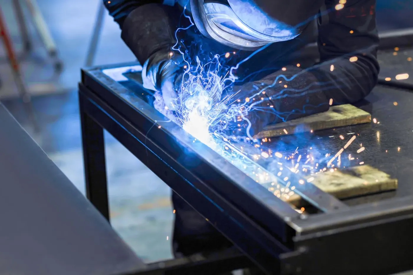 Vakman van Fietsenstalling Nederland zet fietsenstalling op maat in elkaar