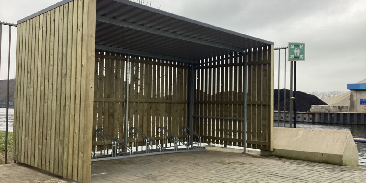 Ge&iuml;mpregneerde vurenhouten zijwand met profielafwerking