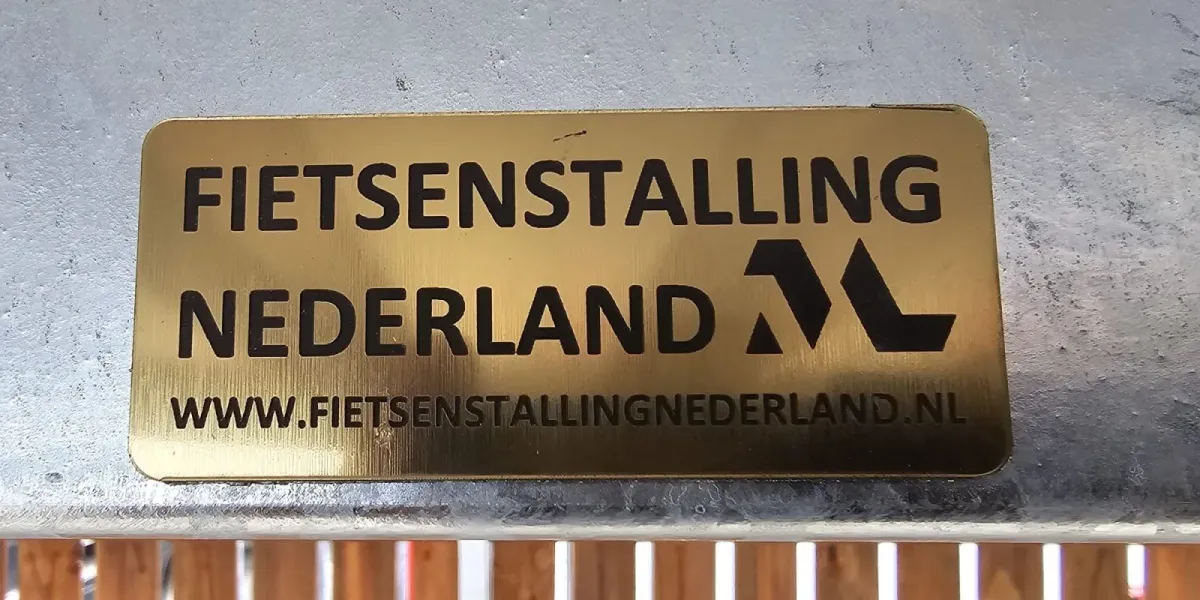 Houten fietsenstalling met inpandige dakgoot en open voorzijde