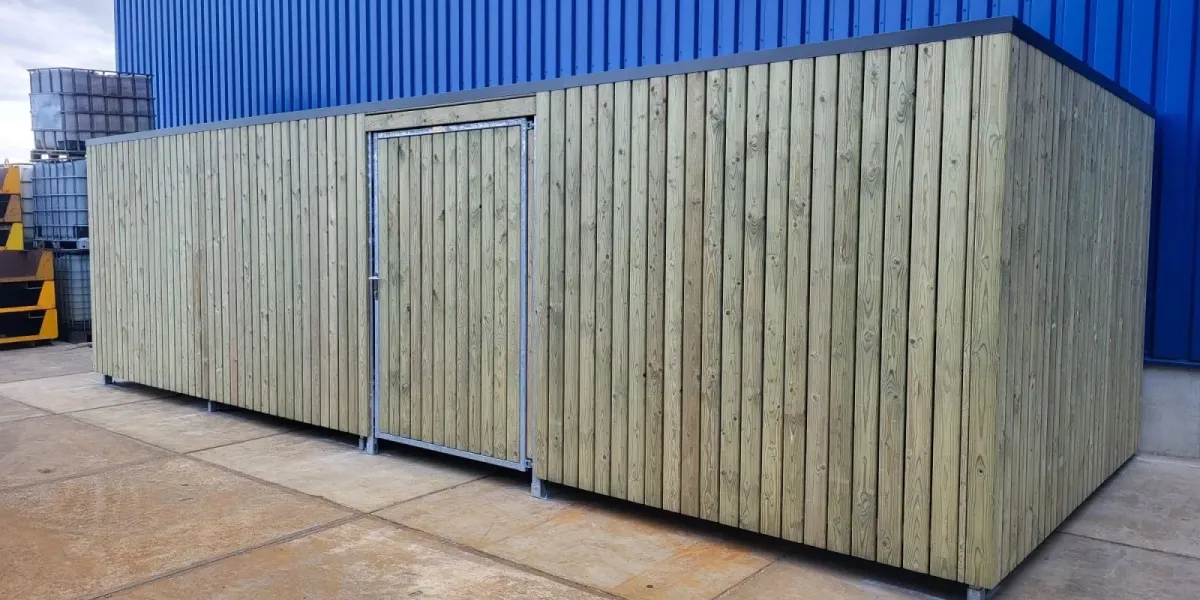 Staalconstructie met voetplaat en ankers op stelconplaten