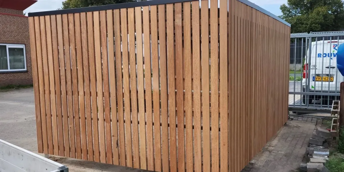 Hardhouten fietsenstalling met open voorzijde