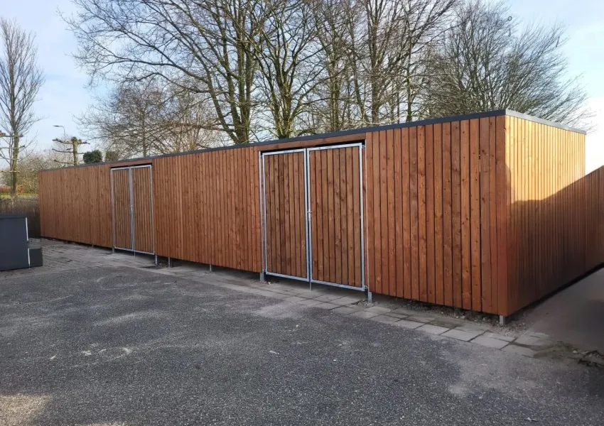 Twee aparte bergingen met dubbele deuren