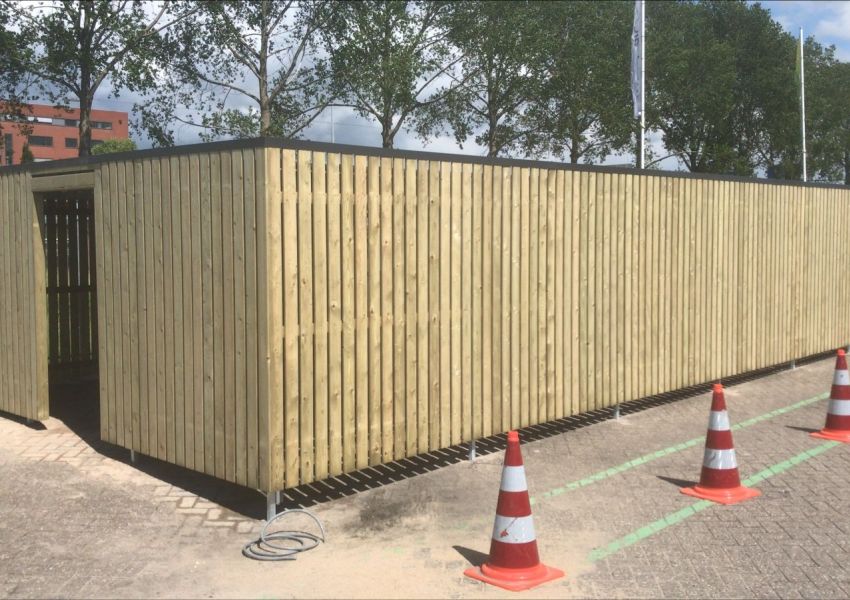 Fietsenstalling met middenpad en open ingang zonder deur