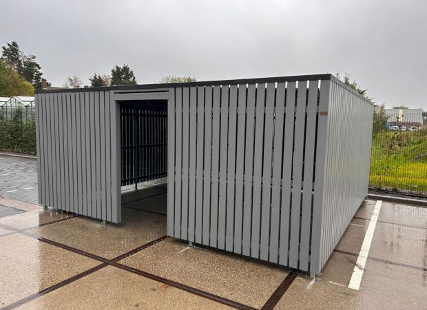 Fietsenstalling Maasland met middenpad geplaatst