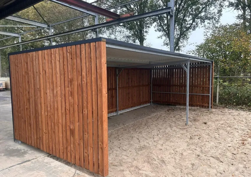 Stalen fietsenstalling op verzonken betonpoeren