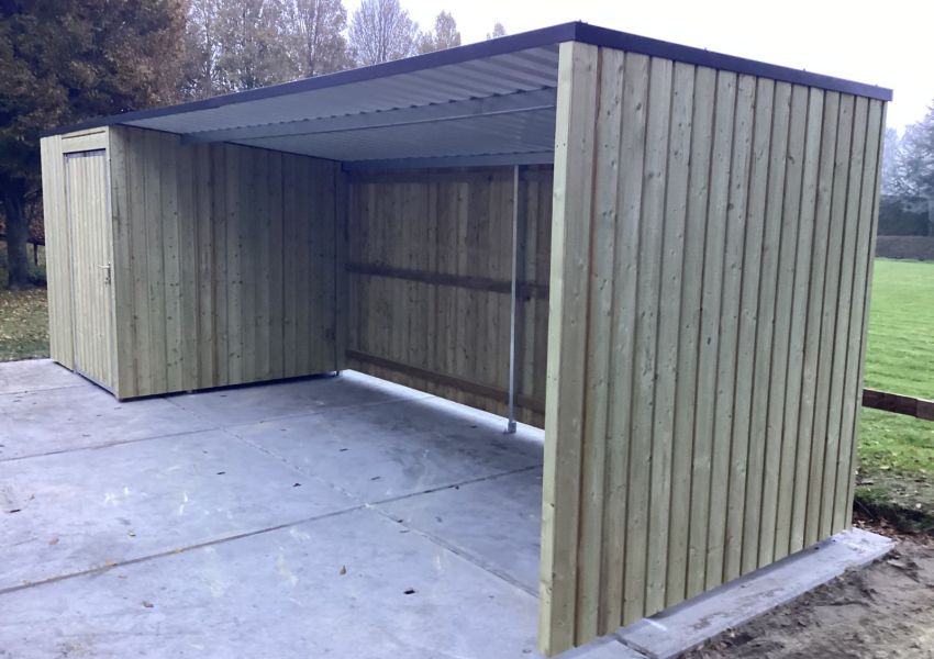 Fietsenstalling met afsluitbare berging in Sint Nicolaasga