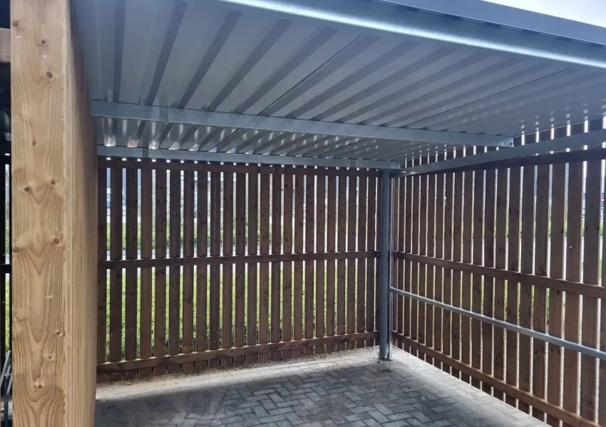 Afsluitbare fietsenberging met houten wanden