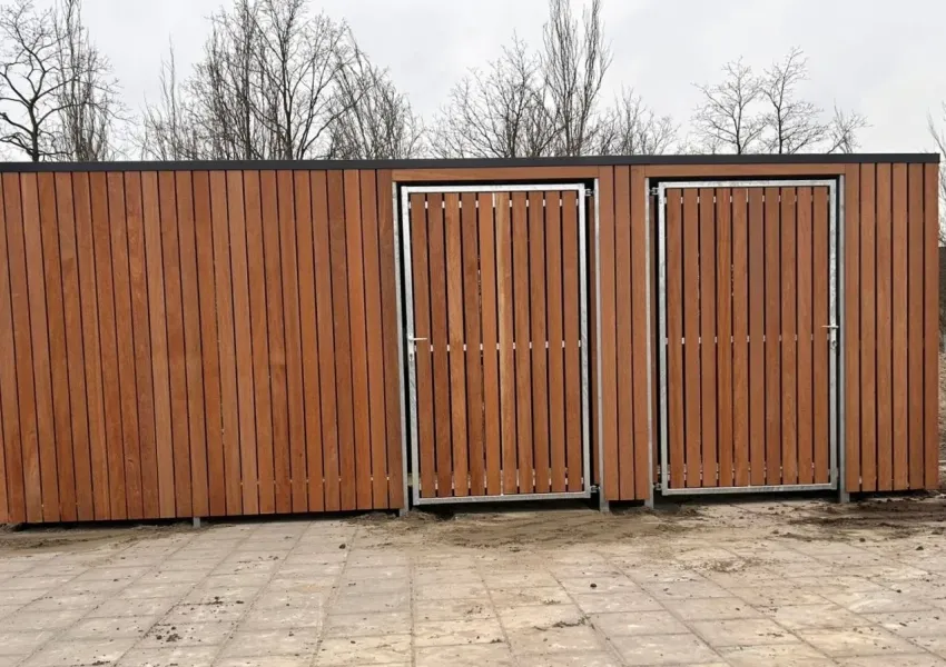 Grote en kleine berging met verzonken betonpoeren