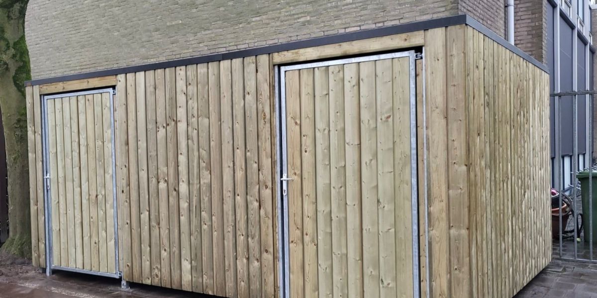 Buitenberging voor speelmateriaal met houten rabatdelen