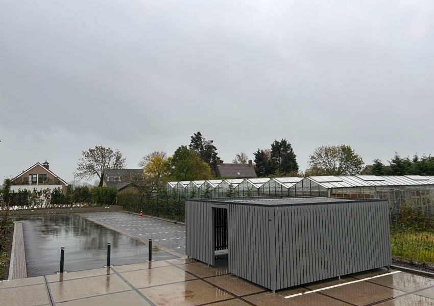 Overzicht van fietsenstalling met middenpad