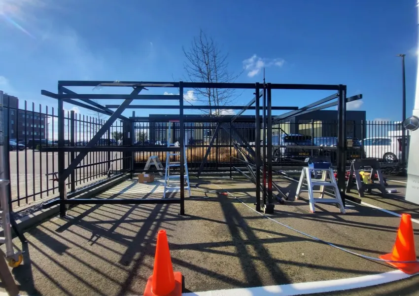 Vuurverzinkt en gecoat staalframe bevestigd op asfalt