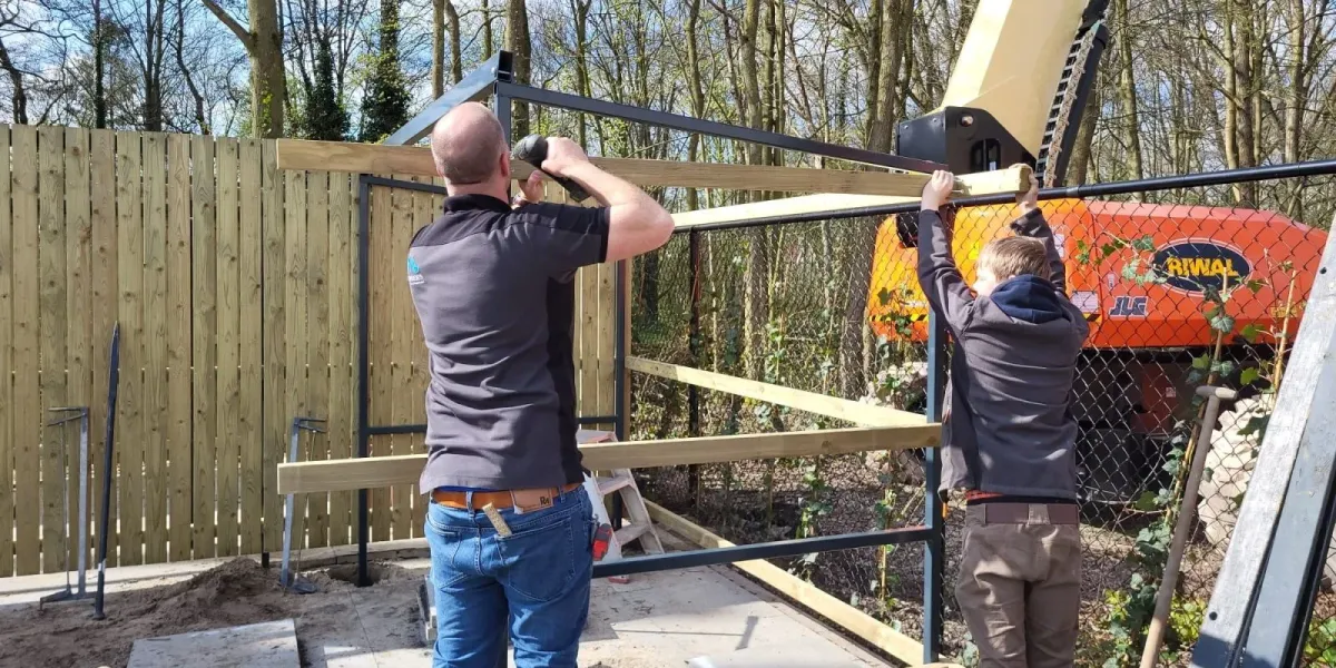 Fietsenstalling met overkapping en houten wandbekleding in Dordrecht