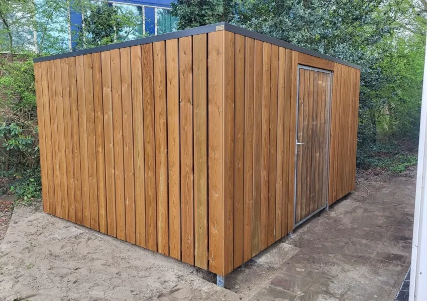 Fietsenberging met WaxedWood Gold bekleding bij huisartsenpraktijk Nijverdal