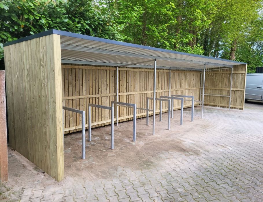 Fietsenstalling met aanleunbeugels onder een moderne overkapping