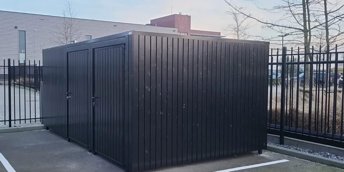 Fietsenstalling met twee afsluitbare deuren en zwarte wandbekleding