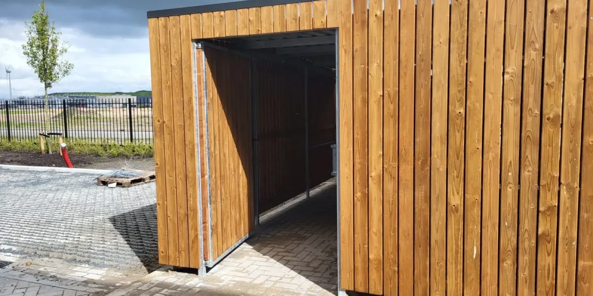 Wandbekleding met tanatone vurenhout op 10 cm boven maaiveld gemonteerd