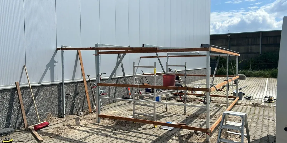 Fietsenstalling met open voorkant bij TLogistics Rijen