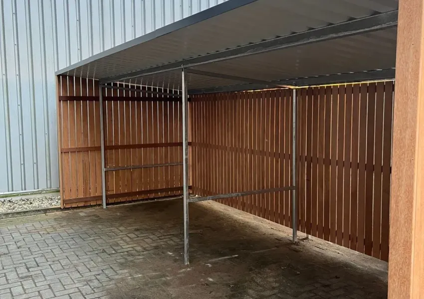 Fietsenstalling met hardhouten wanden en tussenwand