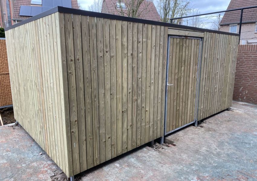 Geïmpregneerde vurenhouten wandbekleding met 25 mm tussenruimte