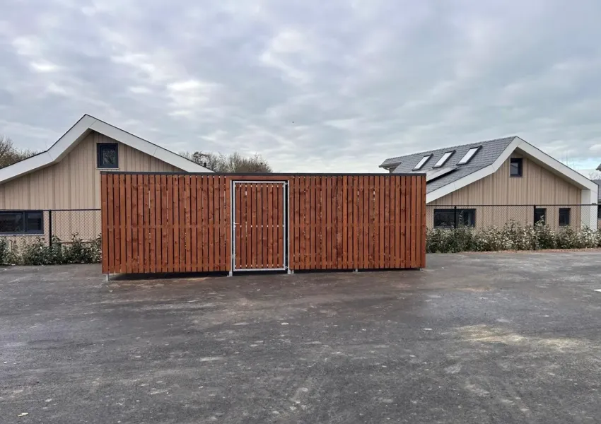 Fietsenstalling met vurenhout bij vakantiepark Zeebad