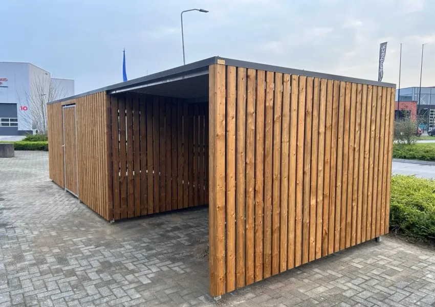 Afsluitbare fietsenberging met houten wanden en overkapping in Doetinchem